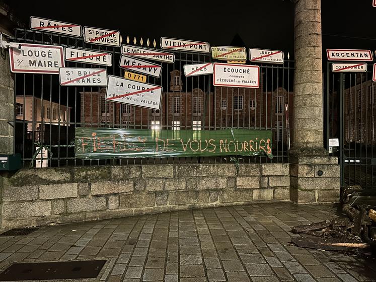 "Fiers de vous nourrir !". C'est l'inscription qu'on pouvait lire sur la banderole improvisée, accrochée aux grilles de la préfecture de l'Orne, ce lundi 18 novembre au soir.