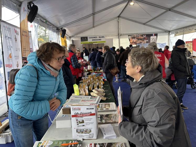 L'Agriculteur Normand fait partie des partenaires et sponsors. Isabelle, en charge de la promotion du journal, est venue à la rencontre des visiteurs.