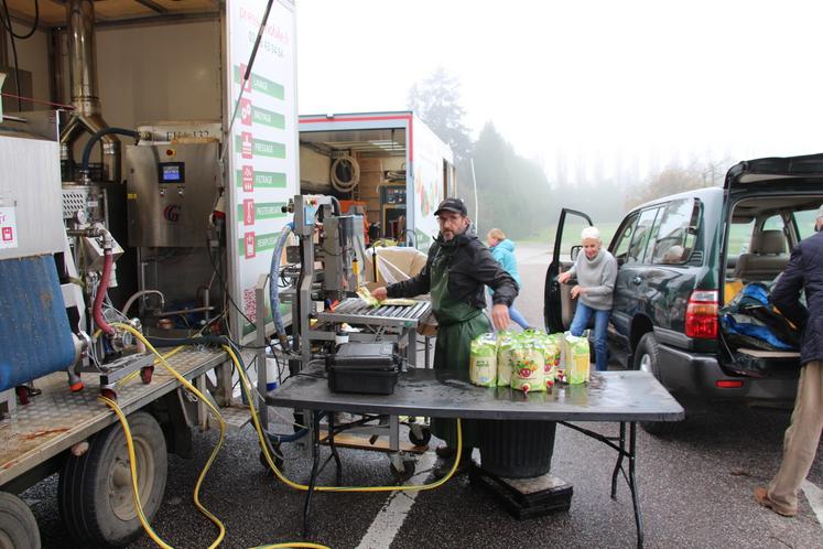 Sur une saison, Nicolas Bedouet transforme entre 400 et 800 tonnes de pommes en jus avec la Pressi-Mobile.