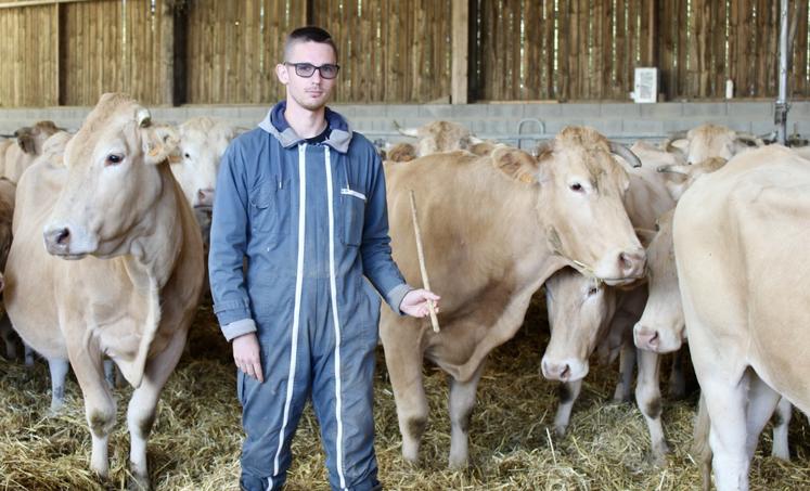 Matthias, âgé de 24 ans, est élève au CFA du Neubourg en CAP polyculture élevage. Il s'occupe du troupeau de Blondes. Ces bêtes laisseront bientôt la place à la race Aubrac.