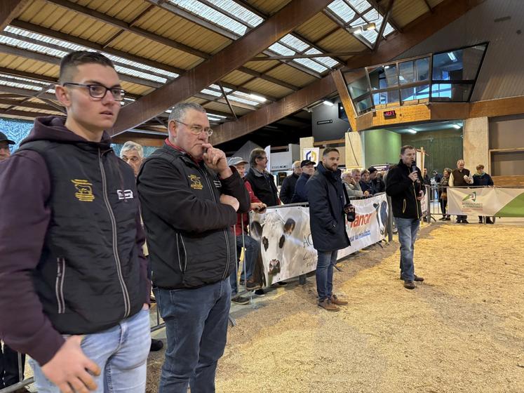 Les deux juges mayennais, Bernard Linay et Kevin Leroyer, aux côtés de Vincent Lecoq, technicien de la race et Guillaume Martel, président de l'association de race.