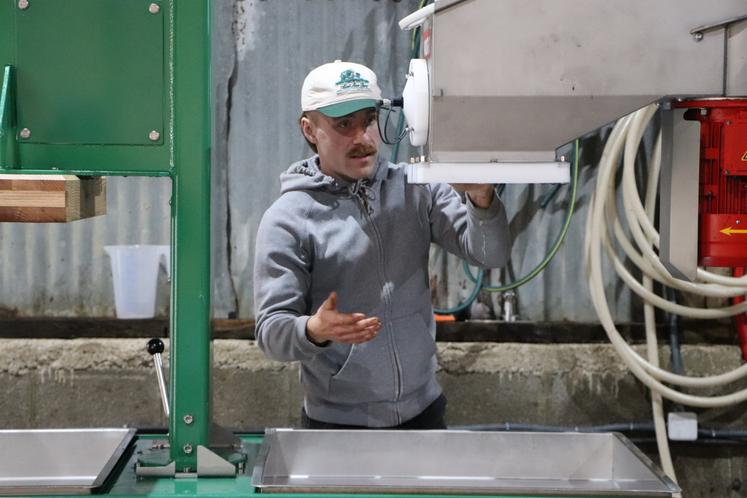 Romain Jamet suit le parcours d'aide à l'installation jeunes agriculteurs. Il utilise un pressoir à baquet pour la transformation de ses pommes.