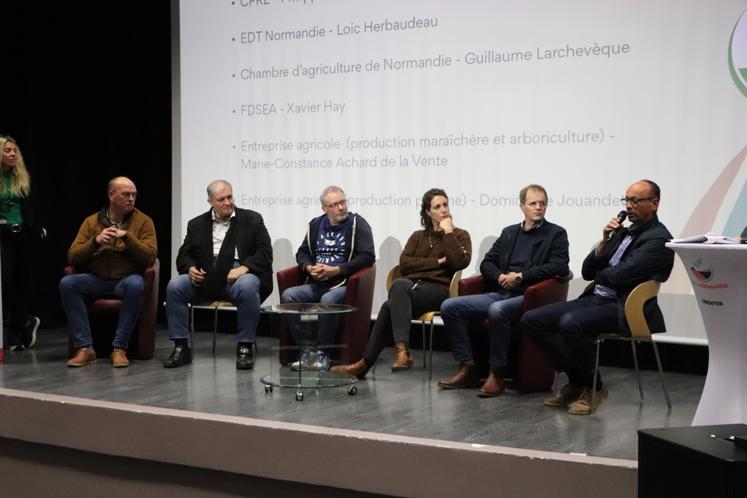 Une table ronde autour du label emploi, marque de fiabilité pour les employeurs, salariés et futurs recrutés, a eu lieu en présence de Guillaume Larchevêque (Chambres), Philippe Faucon (CPRE), Loïc Herbaudeau (EDT Normandie), Marie-Constance Achard de la Vente et Dominique Jouandet (agriculteurs) et Xavier Hay (FRSEA).