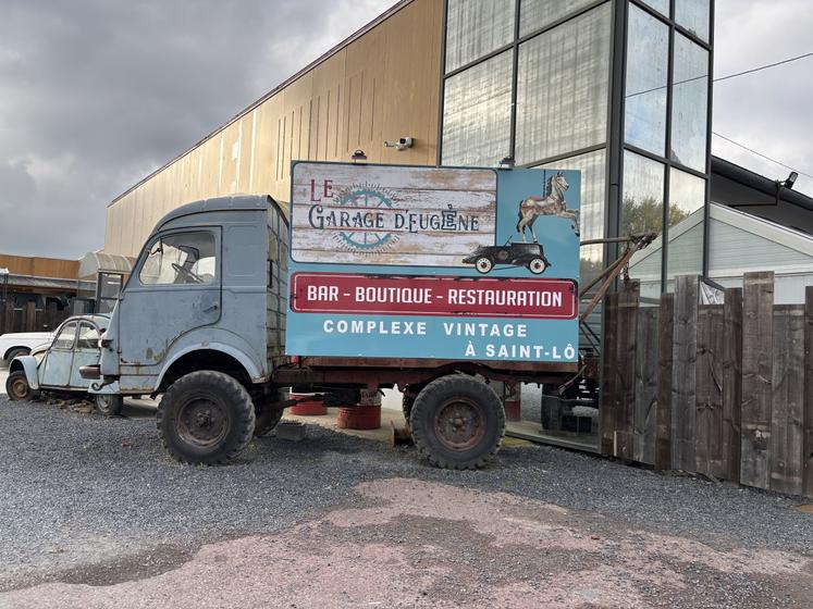À l'entrée du site, le camion Renault annonce la couleur. Ambiance vintage garantie à l'intérieur de cet espace de 600 m2.