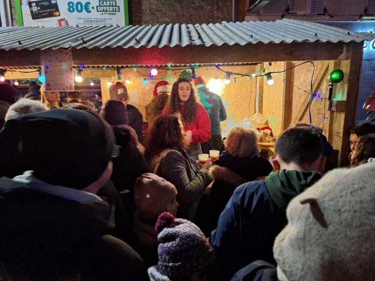 Le stand des JA a été pris d'assaut par les visiteurs désireux de boire un vin chaud et/ou de déguster une crêpe.