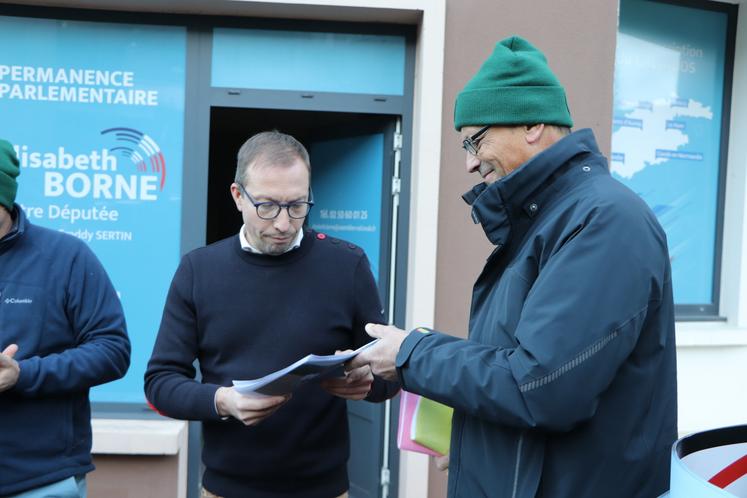 "On a trouvé que le symbole du Black Friday [une journée commerciale où les marques de la grande distribution bradent leurs prix, très populaire aux USA ndlr] était un bon moment pour demander des comptes", s'amuse Xavier Hay, président de la FDSEA 14.