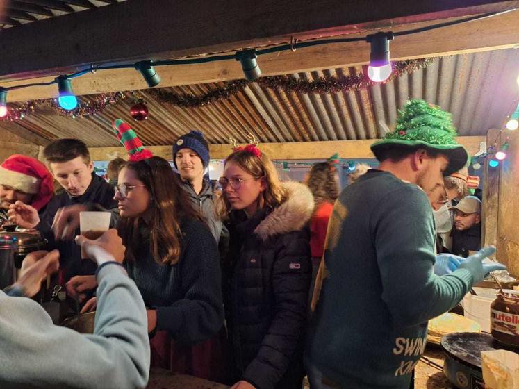 La foule aurait rassemblé 800 personnes d'après le syndicat. Les verres de vin chaud et les crêpes se sont enchaînés.