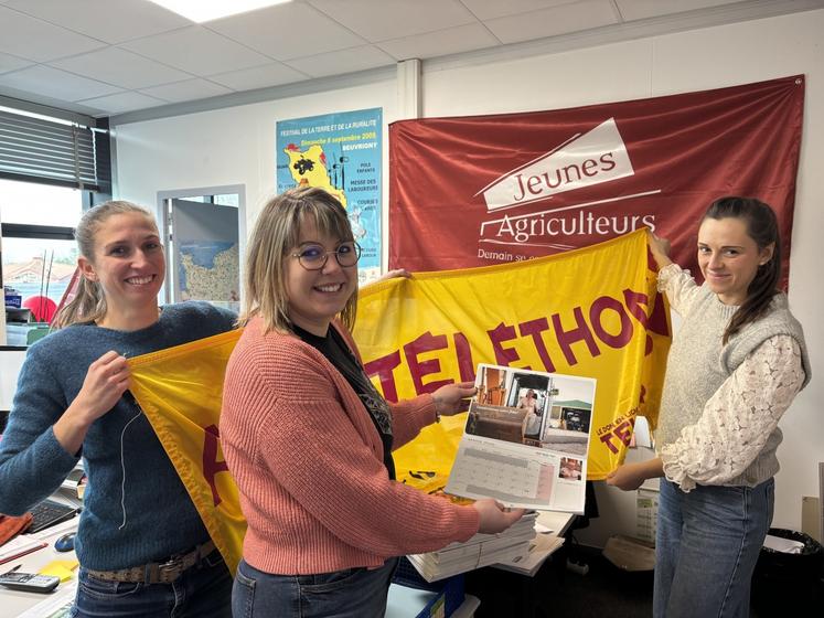 Alice, nouvelle secrétaire comptable des JA, entourée de Laura et Émilie, animatrices de la structure départementale, posent à leur tour pour la photo dans le journal.