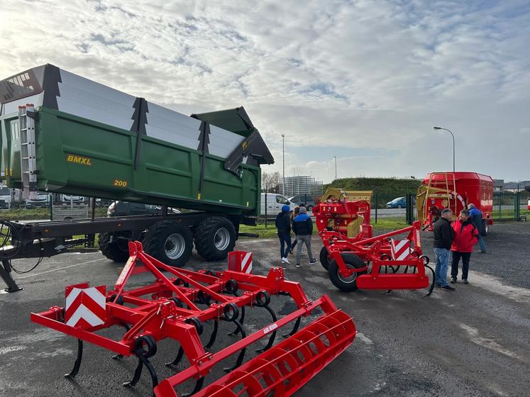 Les visiteurs ont pu examiner de près le large choix de machines agricoles neuves et d'occasion exposées sur le parc matériel.