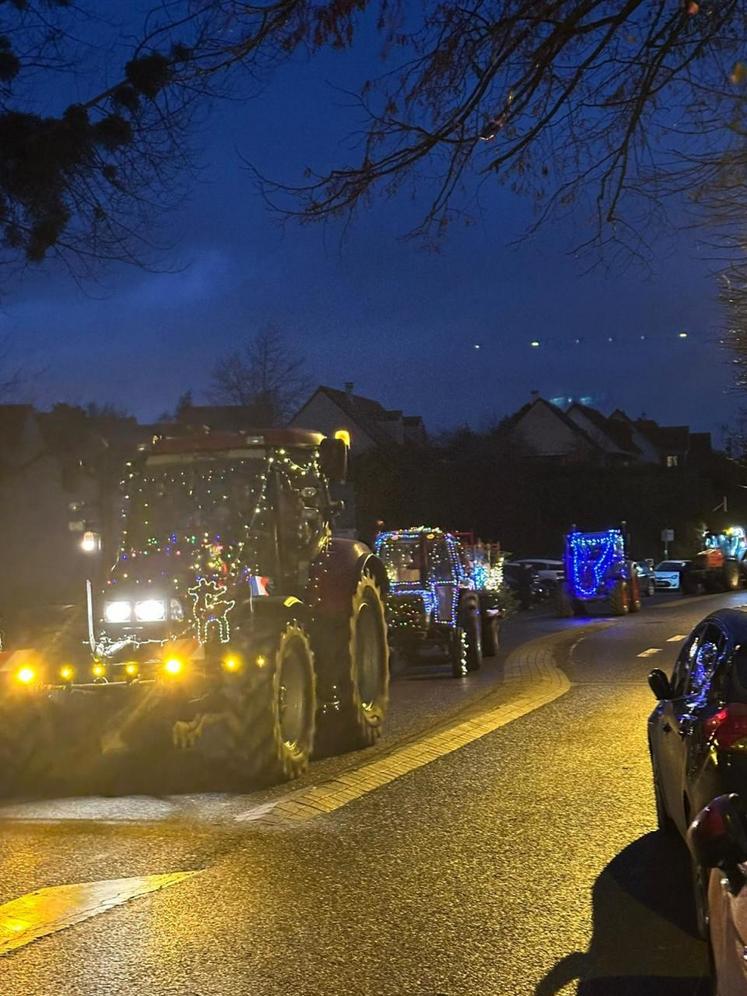 Au total, 21 tracteurs ont défilé, manœuvrés par les agriculteurs qui ont joué le jeu.