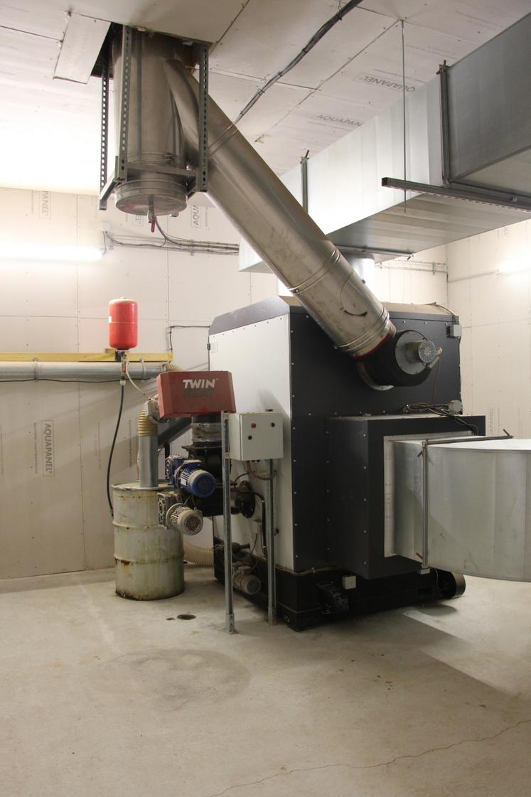 Pierre-Louis a bricolé lui-même un aspirateur de cendres pour nettoyer le système de chaufferie et ainsi préserver son efficacité.