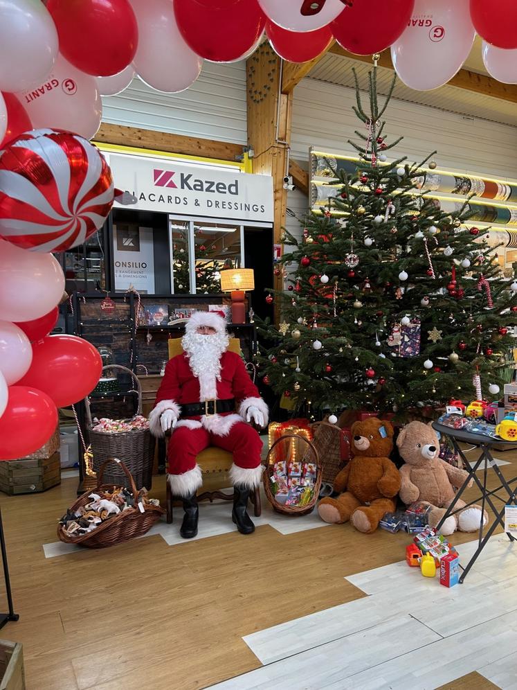 Le père noël a sillonné les allées du magasin, plongeant un peu plus encore les visiteurs dans l'ambiance de cette fête.