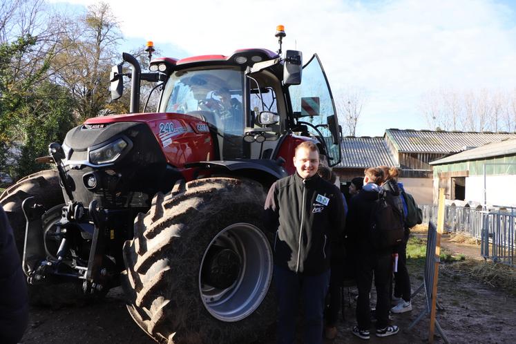 Alexis Voisin, étudiant au Robillard et employé par Vivagri, s'est occupé des démonstrations du tracteur autonome de Case, jeudi 28 novembre.