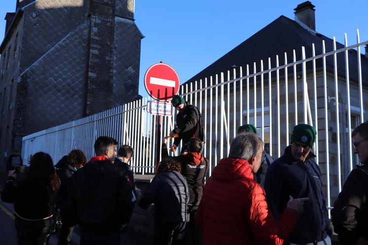 "Il y a un essoufflement et un découragement des agriculteurs", observe Xavier Hay. Malgré tout, une vingtaine d'agriculteurs a fait le déplacement. "Nous sommes en petit effectif, mais nous sommes là en local", souligne Nicolas Declomesnil.