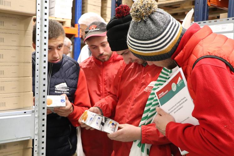 Les jeunes agriculteurs ont scruté les étiquettes des cuisines centrales de la Manche, mercredi 27 novembre. Ici à la cuisine centrale du GIP de restauration collective du Centre Manche où deux cartons de dépannage contenaient des cordons-bleus non français.