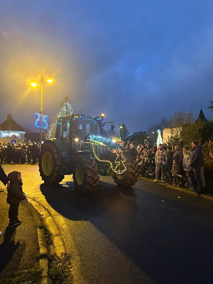 La tracto-parade a déambulé d'Amayé-sur-Orne à Sainte-Honorine-du-Fay, en passant par Maizet.