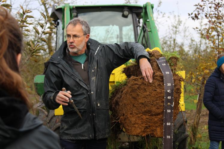 Christian Barnéoud, pédologue, a présenté ses conseils aux différents arboriculteurs présents.