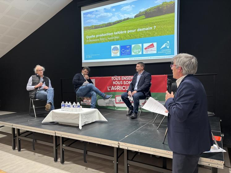 La seconde table ronde de la journée, animée par Michel Lafont, responsable du pôle économique de la Chambre d'agriculture, a réuni Daniel Datin, administrateur des Maîtres laitiers du Cotentin, Pascal Robert des magasins Leclerc, et Yohann Barbe, président de la FNPL.