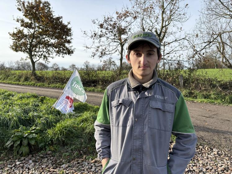 Alexandre Legoupillot de Rauville-la-Bigot voudrait s'installer. Mais l'exploitation familiale s'est vue refuser un permis de construire, repoussant le projet du jeune de 21 ans. "L'idée est d'installer des robots, simplifier le travail et non d'augmenter considérablement le troupeau", précise-t-il.