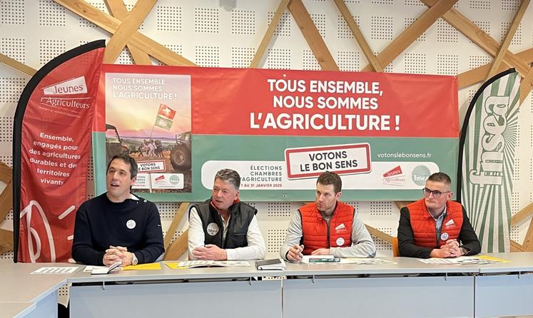 François Rihouet, secrétaire général de la FDSEA, Jean-Michel Hamel, président de la FDSEA, Luc Chardine et Étienne Cousin, respectivement président et secrétaire général des Jeunes agriculteurs, ont présenté leur feuille de route pour les élections de la Chambre d'agriculture 2025.