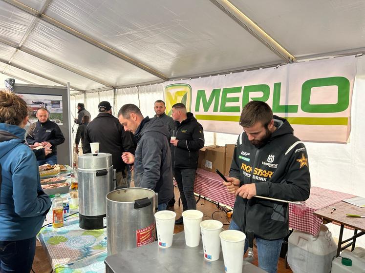 Une partie de l'équipe a également été mobilisée pour offrir aux clients de quoi se réchauffer, sous le barnum installé pour l'occasion à côté des machines agricoles.