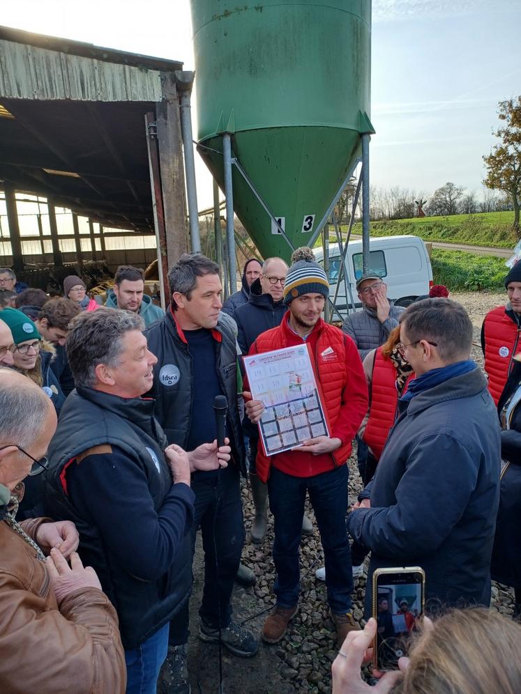 À la fin de l'action, les deux syndicats ont remis le calendrier de l'avent non pas avec des chocolats mais 24 revendications. Celle du 4 décembre, jour de l'action, il s'agissait de "supprimer le seuil d'autorisation au titre des ICPE."