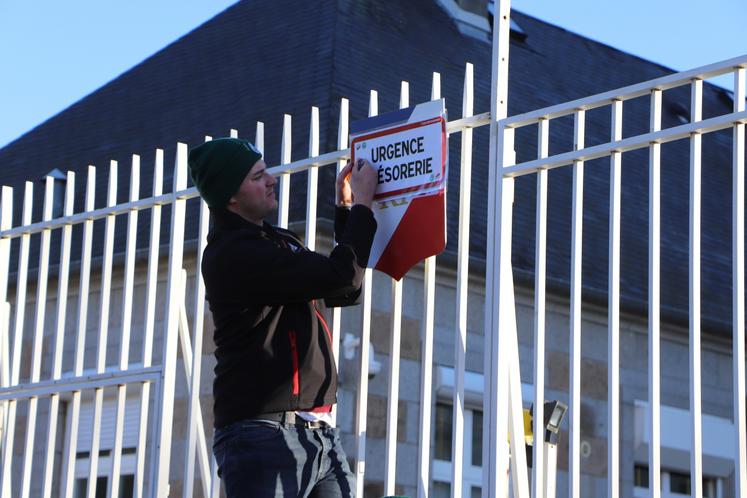 Des affiches ont recouvert l'entrée de la sous-préfecture. On peut y lire "urgence trésorerie" par exemple.