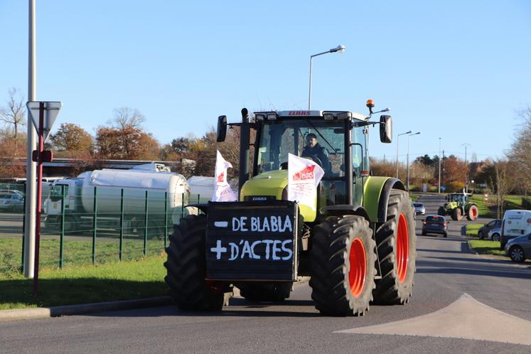 Une vingtaine d'agriculteurs a manifesté, vendredi 29 novembre 2024, à Vire. Malgré la lassitude, tous veulent "maintenir la pression" auprès des services de l'État, mais aussi des parlementaires pour que les avancées soient concrètes et que la simplification administrative soit effective.