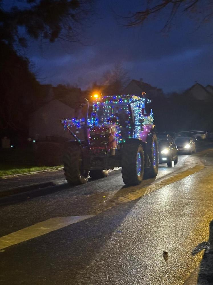 Comme chaque année, les tracteurs se parent de guirlandes lumineuses pour les fêtes de fin d'année, comme ici dans le secteur d'Évrecy, dimanche 15 décembre.