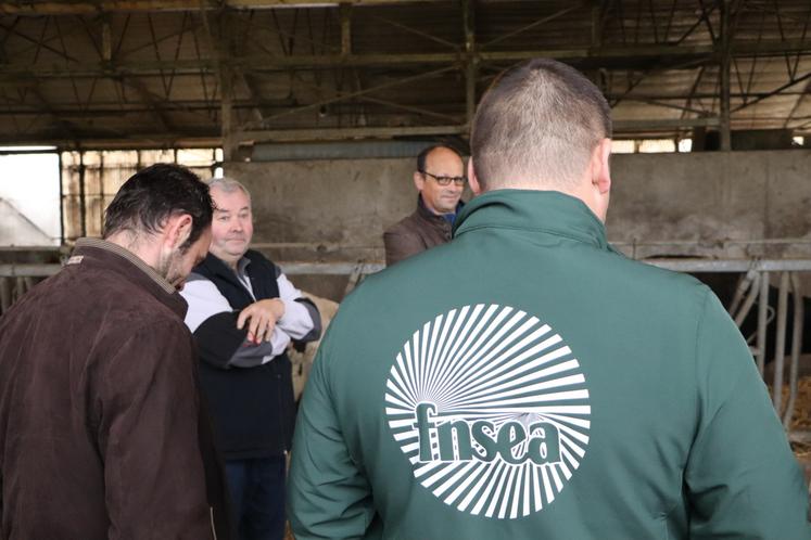 Thierry Chanu a présenté son exploitation, tandis que Xavier Hay et Nicolas Declomesnil ont fait un état des lieux de la filière lait dans le secteur.