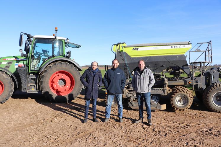 "J'ai la chance d'avoir une circonscription agricole, sans doute la plus diversifiée du Calvados en termes de productions. C'est aussi une chance d'en être le député et en même temps, c'est une responsabilité", remarque Jérémie Patrier-Leitus, député de la 3e circonscription du Calvados (à gauche). Il a visité, vendredi 29 novembre 2024, l'exploitation de Rodolphe Lormelet (matériel de la Cuma de Sassy), sur invitation de Jean-Yves Heurtin, président de la CA14.