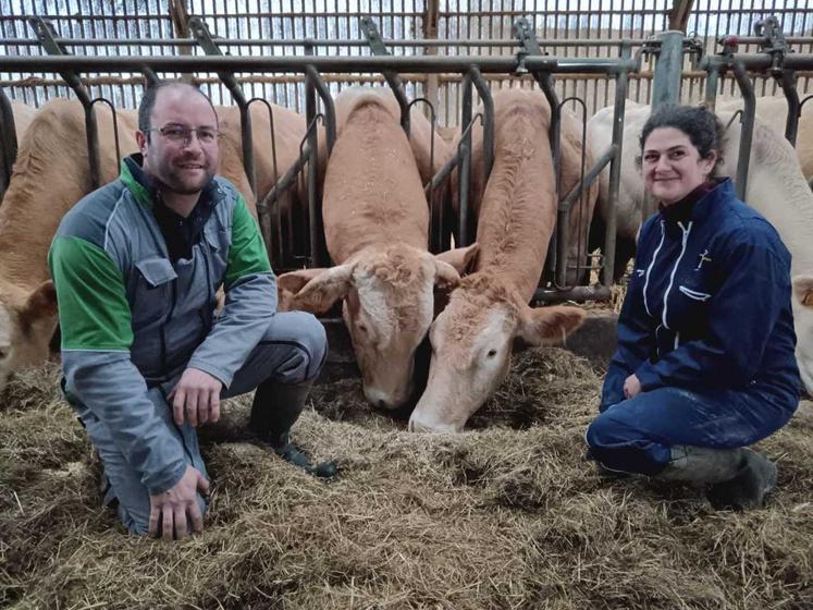 Paul Dehail et Marion Sureau, éleveurs de Blondes dans l'Orne, ont investi dans un parc de contention pour plus de sérénité.