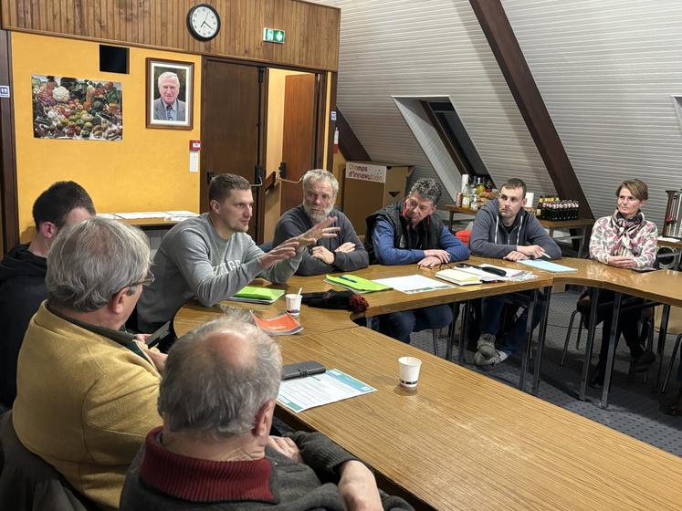 Paul-Albert Mouchel, candidat aux prochaines élections de la Chambre d'agriculture, partage sa vision lors des réunions de campagne notamment dans le Cotentin.