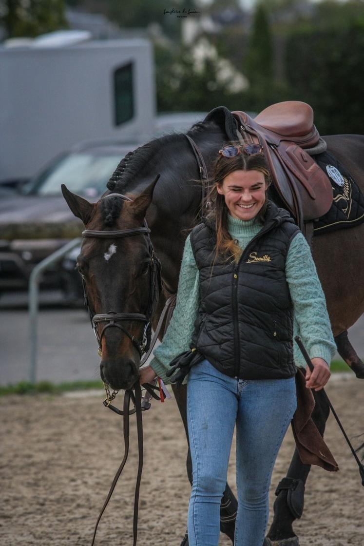 Julie Dumesnil (promotion 2023) était présente au CSI (Concours de saut international) 4* de Saint-Lô. Elle a accompagné le cavalier professionnel chez qui elle travaille désormais.