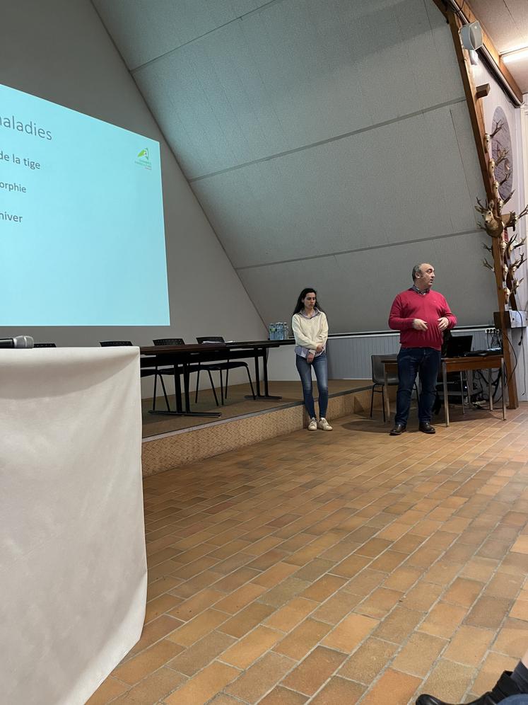 Jeanne Fourny, ingénieure régionale Arvalis, et Samuel Hardy, référent lin à la Chambre d'agriculture du Calvados, ont présenté la nouvelle plateforme d'essais de Cintheaux lors de la réunion hivernale de l'AGPL en décembre dernier.