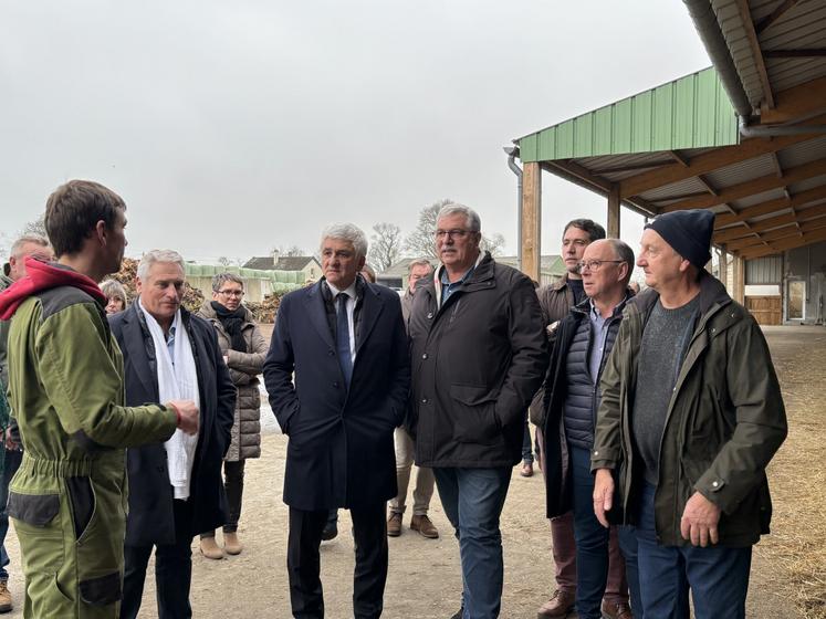 Hervé Morin, président de Région Normandie, a été accueilli par Pascal Férey, président de la Chambre d'agriculture de la Manche, chez Édouard Minerbe, agriculteur installé à Méautis.