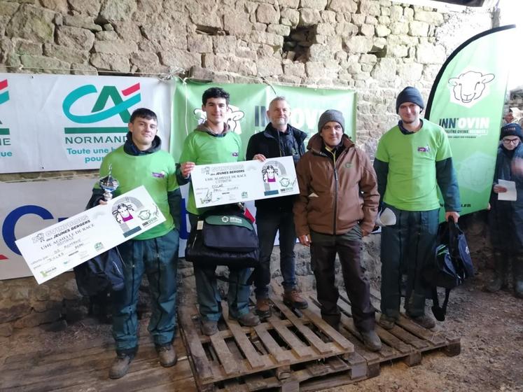 Les deux vainqueurs aux côtés de Samuel Binet, président d'Oscar et Anthony Dumont, éleveur accueillant les épreuves de cette 20e sélection normande des Ovinpiades.