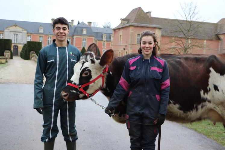 Antonin Zeinati (17 ans) et Kaëlla Canuel (18 ans) mèneront Rayonne, vache Normande de trois ans et demi, sur le ring parisien. Comme leurs camarades, ils se destinent à travailler dans la filière équine ou en tant que vétérinaire rural ou conseiller agricole.