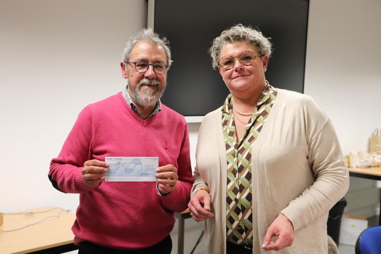 Le docteur François Lesaunier, du comité départemental de la Ligue contre le cancer, s'est vu remettre par Nathalie Lepelletier un chèque d'un montant de 2 375,31 €, récoltés lors de la marche rose 2024 de la FDSEA.