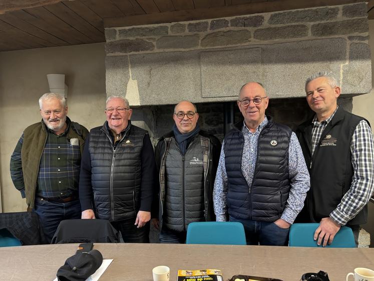 Chasseurs et agriculteurs parlent d'une même voix : Thierry Chasles, vice-président de la FDC, Gérard Bamas, président de la FDC, David Guérin, directeur, Marc Lecoustey, secrétaire général de la Chambre d'agriculture de la Manche et Christophe Goualle, technicien de la FDC, responsable du pôle grand gibier.