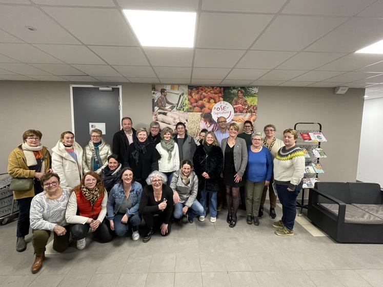 "Nous avons pensé ce rendez-vous comme un bon moment d'échange", évoque Nathalie Lepelletier, présidente de la section des agricultrices de la FDSEA du Calvados. Une vingtaine de participantes a fait le déplacement, dont au 1er rang, des agricultrices de la section de la Manche.