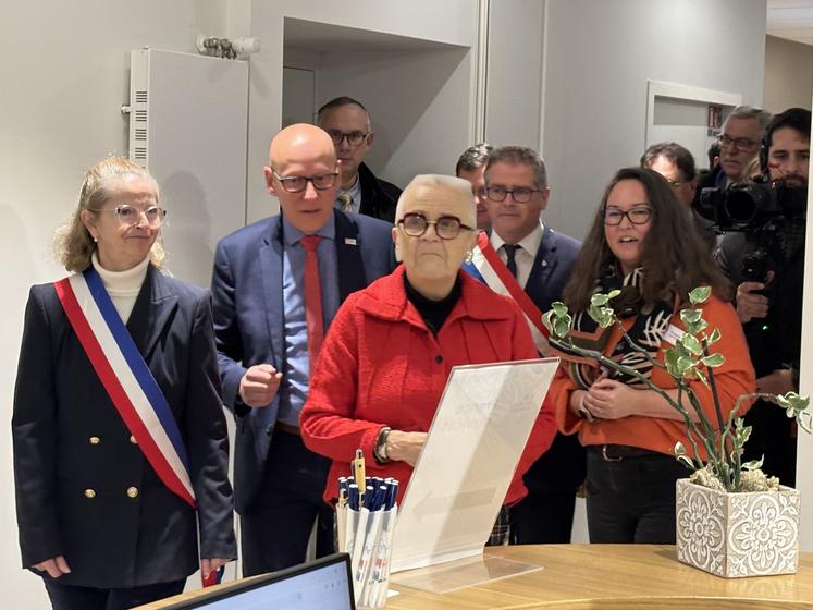 La ministre a été accompagnée par Annaïg Le Jossic, maire de Saint-Pair-sur-Mer, Julien Miniconi, sous-préfet de Coutances, Bertrand Sorre, député et Elise Idrissi Mahieu, animatrice-coordinatrice des espaces France Service.