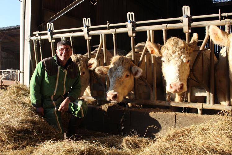 François Leroy, éleveur à Occagnes, près d'Argentan, en compagnie de ses Charolaises et plus précisément Muguette. "Elle a participé aux concours Charolais GenDiffusion à Villepinte en 2015 et 2019."