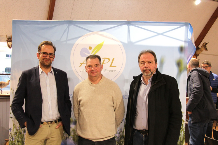 De gauche à droite : Yann Flodrops, animateur Filière lin fibre chez Arvalis, Vincent Meyer, président du Syndicat des producteurs de lin bas-normands et Jean-Yves Heurtin, président de la Chambre d'agriculture du Calvados.