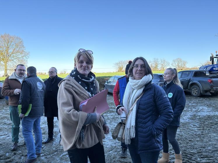 Florence Goron, présidente de la commission agricultrices de la FDSEA de la Manche, en discussion avec la présidente nationale, Catherine Faivre-Pierret en déplacement dans la Manche le 14 janvier 2025.