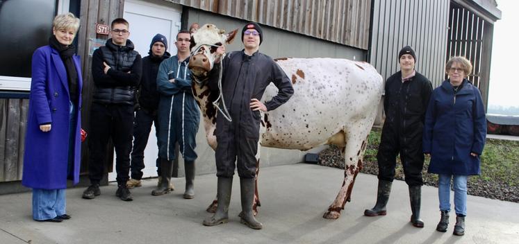 L'équipe du TIEA 2025 du lycée agricole Giel Don Bosco, accompagnée de Stéphanie Olivier, leur documentaliste et Catherine Cary, leur professeure de zootechnie, directrice de l'exploitation.