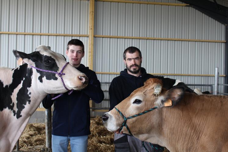 Timéo Chatel et son père Christophe, avec Notre-Dame et Saline, Prim'Holstein et Parthenaise sélectionnées pour le Salon de l'agriculture. Un article à ce sujet est à venir dans la prochaine édition.