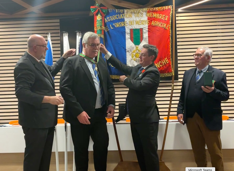Pascal Férey a reçu la cravate de commandeur dans l'ordre du Mérite agricole par Stéphane Travert, député de la Manche et Xavier Brunetière, préfet de la Manche, sous le regard de Guy Tesnière, président de l'Amoma.