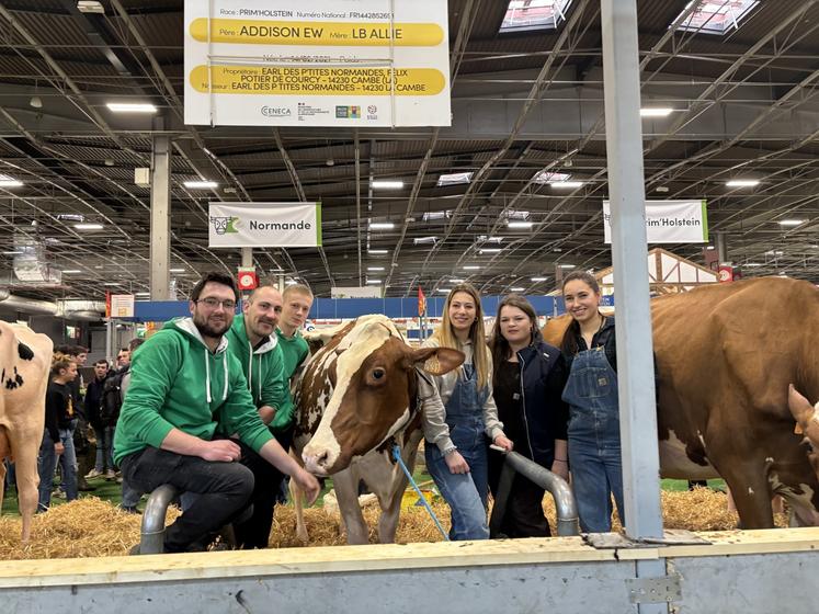 L'équipe de l'EARL des P'tites Normandes (14) et celle du Gaec Christal (27), à quelques minutes d'entrer dans le ring, les premières de Normandie à concourir le 24 février dernier.