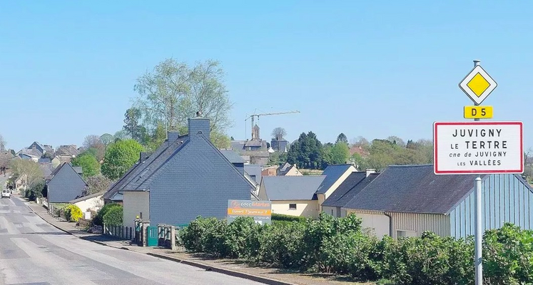 La RD5 qui traverse Juvigny-les-Vallées fait partie des travaux dans le cadre du contournement sud-est d'Avranches.